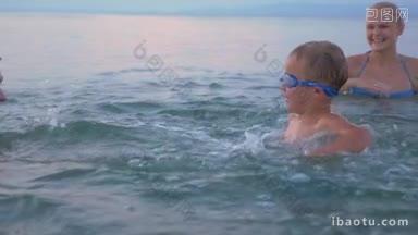 一个年轻的家庭和<strong>小孩</strong>在海里享受时光的慢镜头，他们向每个人泼水